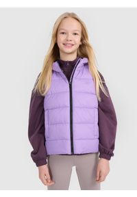 4f - 4F Bezrękawnik puchowy z wypełnieniem syntetycznym dziewczęcy - fioletowy 152 (11-12 lat). Okazja: na co dzień. Typ kołnierza: kaptur, kołnierzyk stójkowy. Kolor: fioletowy. Długość: długie. Wzór: gładki. Materiał: syntetyk, puch. Długość rękawa: bez rękawów. Sezon: lato. Styl: klasyczny, casual, sportowy #1