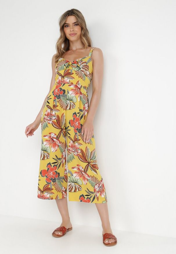 Born2be - Żółty Kombinezon Kalonice. Kolor: żółty. Długość rękawa: na ramiączkach. Długość: długie. Wzór: kolorowy, aplikacja, kwiaty. Sezon: lato
