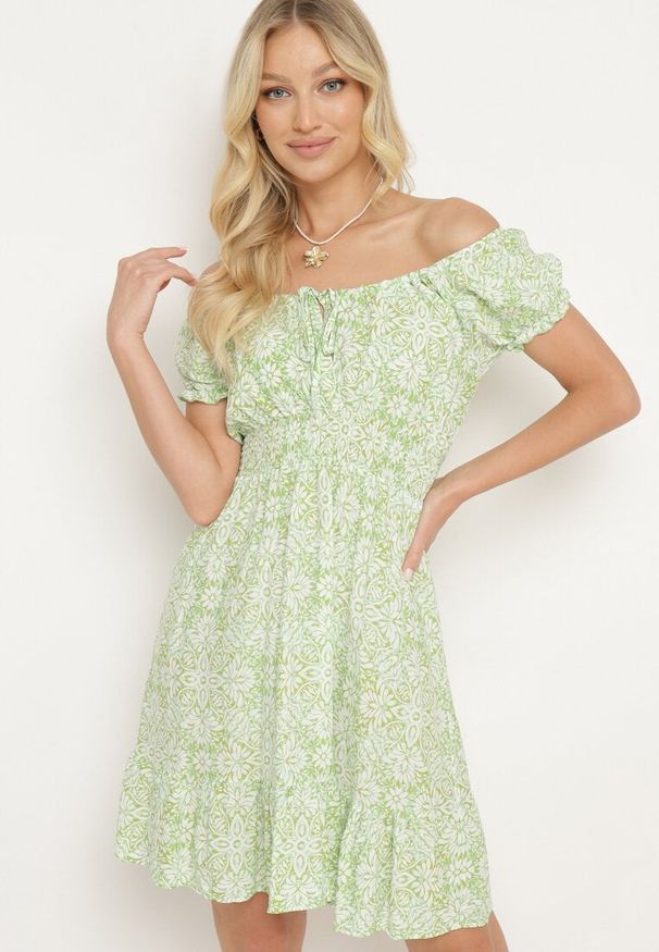 Born2be - Jasnozielona Wiskozowa Sukienka Hiszpanka z Gumką w Talii z Materiałowym Paskiem i Falbanką Tiamanthea. Okazja: na co dzień. Typ kołnierza: dekolt hiszpanka. Kolor: zielony. Materiał: materiał, wiskoza. Typ sukienki: proste. Styl: casual