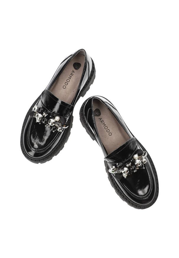 Czarne Półbuty Armodo Stylowe Mokasyny Damskie. Okazja: na spotkanie biznesowe, do pracy. Kolor: czarny. Materiał: lakier. Wzór: aplikacja. Styl: elegancki