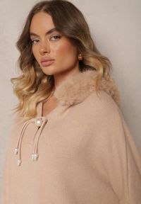 Renee - Beżowy Sweter o Kroju Nietoperza ze Sznurkiem Perełkami i Odpinanym Futerkiem Nomilora. Okazja: na co dzień. Kolor: beżowy. Materiał: futro. Długość rękawa: długi rękaw. Długość: długie. Wzór: aplikacja. Styl: elegancki, casual #4