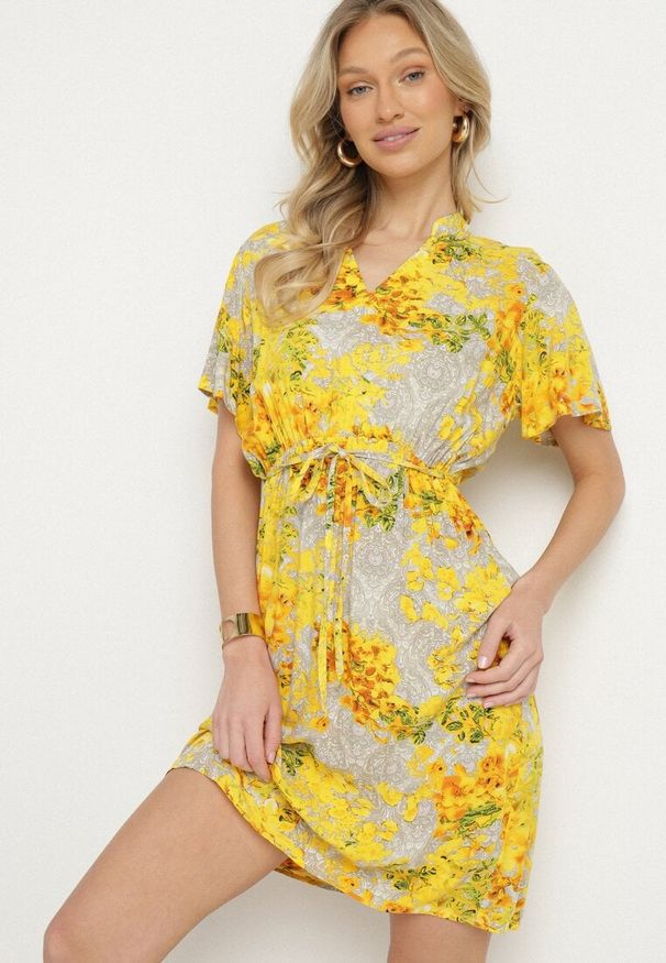 Born2be - Żółta Sukienka w Kwiaty z Paskiem Cleza. Okazja: na co dzień. Typ kołnierza: dekolt w kształcie V. Kolor: żółty. Wzór: kwiaty. Sezon: wiosna, lato. Styl: elegancki, casual