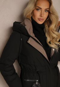 Renee - Czarna Kurtka Parka ze Ściągaczami w Talii i Kapturem Zdobiona Zawieszką Zeriena. Okazja: na co dzień. Kolor: czarny. Materiał: jeans. Długość rękawa: długi rękaw. Długość: długie. Wzór: aplikacja. Styl: elegancki, casual #5