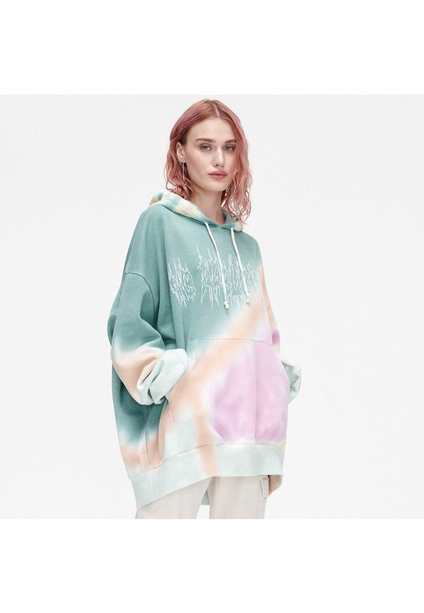 Cropp - Bluza z wzorem tie-dye - Zielony. Kolor: zielony. Materiał: bawełna, dzianina. Długość rękawa: długi rękaw. Długość: długie. Wzór: nadruk