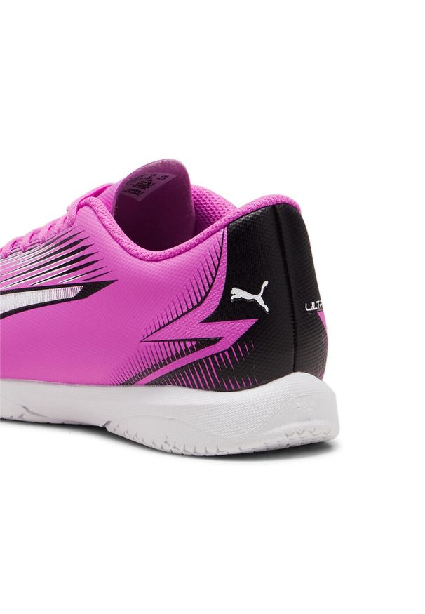 Buty piłkarskie dla dzieci Puma Ultra Play It. Kolor: biały, czarny, różowy, wielokolorowy. Materiał: syntetyk, materiał. Szerokość cholewki: normalna. Sport: piłka nożna