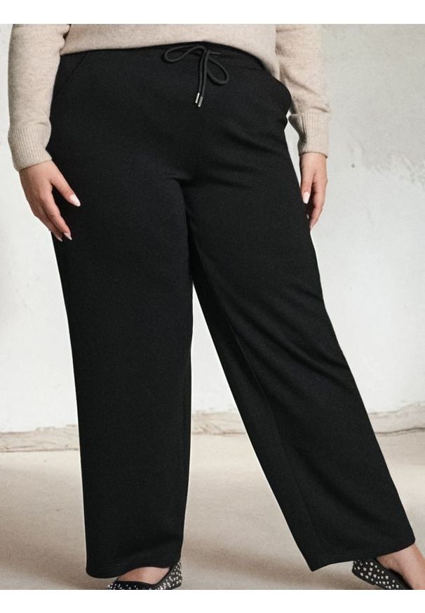 Sinsay - Spodnie wide leg z domieszką wiskozy Plus Size - czarny. Kolekcja: plus size. Kolor: czarny. Materiał: wiskoza