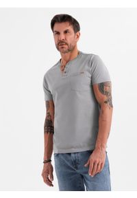 Ombre Clothing - Męski t-shirt z dekoltem na guziki i zamszowym wykończeniem – szary V3. Okazja: na co dzień. Kolor: szary. Materiał: zamsz. Wzór: gładki. Styl: klasyczny, casual #5