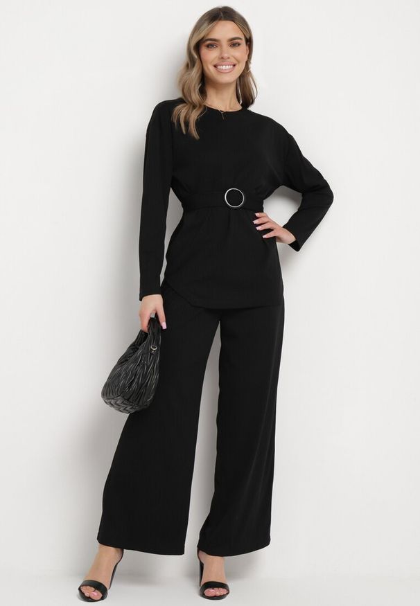 Born2be - Czarny Komplet z Spodnie Prostymi Nogawkami i Bluzka z Paskiem Carenesa. Kolor: czarny