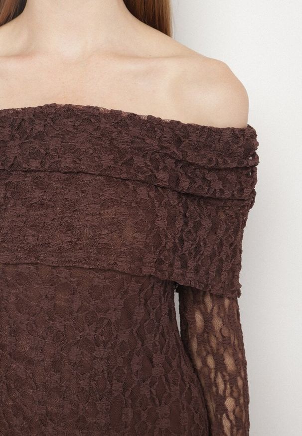 Born2be - Brązowa Koktajlowa Sukienka z Odkrytymi Ramionami z Koronki Eperrie. Kolor: brązowy. Materiał: koronka. Wzór: koronka. Typ sukienki: z odkrytymi ramionami. Styl: wizytowy. Długość: midi