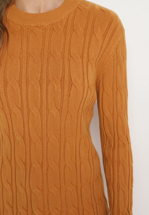 Born2be - Jasnobrązowy Sweter z Wiskozą i Ozdobnym Splotem Savria. Okazja: na co dzień. Kolor: brązowy. Materiał: wiskoza. Wzór: ze splotem. Styl: casual, klasyczny