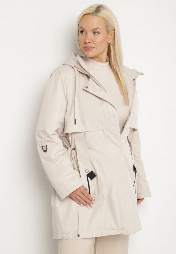 Born2be - Jasnobeżowa Kurtka Typu Parka z Kapturem i Podpinanymi Rękawami Falunea. Okazja: na co dzień, na spacer. Typ kołnierza: kaptur. Kolekcja: plus size. Kolor: beżowy. Materiał: jeans. Styl: klasyczny, sportowy, casual, elegancki