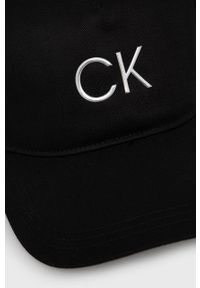 Calvin Klein czapka kolor czarny z aplikacją. Kolor: czarny. Wzór: aplikacja
