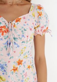 Born2be - Różowa Sukienka Chihelle. Kolor: różowy. Materiał: tkanina. Wzór: aplikacja, kwiaty. Typ sukienki: dopasowane. Długość: mini #4