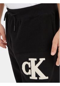 Calvin Klein Jeans Spodnie dresowe Towelling Logopack IB0IB01677 Czarny Regular Fit. Kolor: czarny. Materiał: bawełna #5