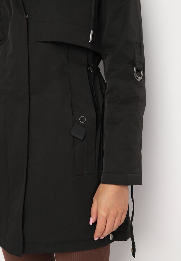 Born2be - Czarna Kurtka Parka z Bawełną Ściągana w Pasie Troczkiem Zapinana na Napy Velethra. Okazja: na co dzień. Kolor: czarny. Materiał: bawełna. Styl: casual