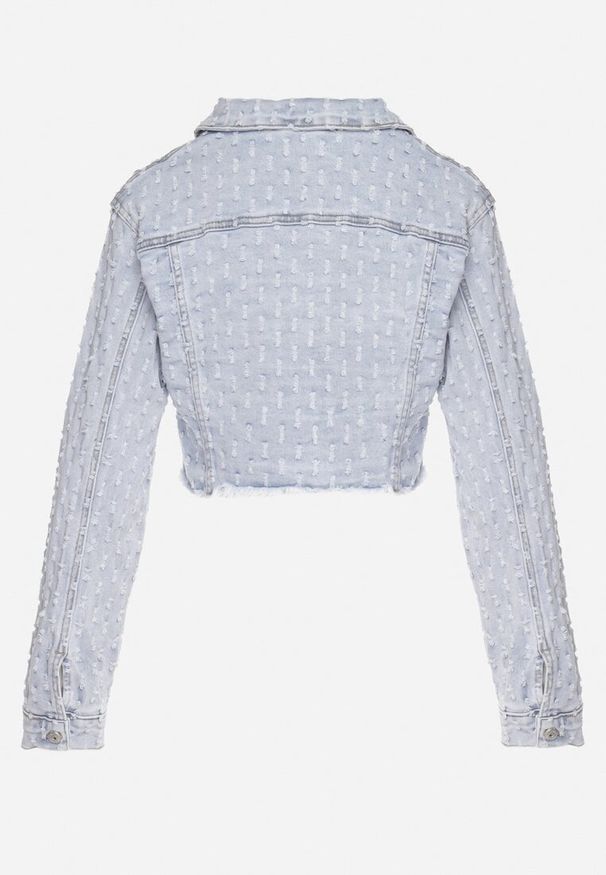 Born2be - Jasnoniebieska Kurtka Jeansowa o Krótkim Kroju Zdobiona Przetarciami Zaritia. Okazja: na co dzień. Kolor: niebieski. Materiał: jeans. Długość rękawa: długi rękaw. Długość: krótkie. Wzór: aplikacja. Styl: elegancki, casual, klasyczny