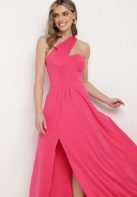 Born2be - Fuksjowa Rozkloszowana Sukienka z Asymetryczną Górą i Wiązaniem na Ramieniu z Rozcięciem Efirey. Kolor: różowy. Materiał: tkanina. Typ sukienki: asymetryczne #4