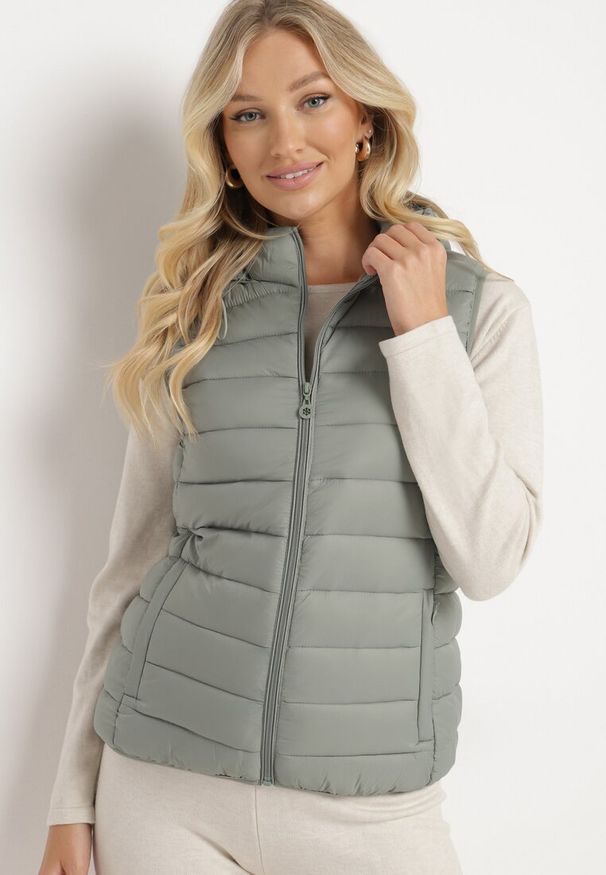 Born2be - Jasnozielona Pikowana Kamizelka z Kapturem Lasindra. Okazja: na co dzień. Typ kołnierza: kaptur. Kolor: zielony. Materiał: tkanina, jeans. Styl: casual, sportowy