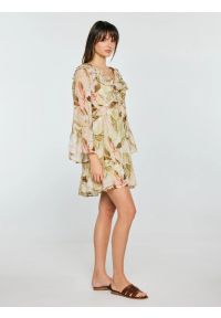Big-Star - Sukienka damska mini z wiskozy w roślinny wzór Amisi 000. Okazja: na co dzień, na spacer. Typ kołnierza: dekolt w serek. Kolor: wielokolorowy. Wzór: nadruk, aplikacja, kwiaty. Materiał: wiskoza. Długość rękawa: długi rękaw. Sezon: lato. Styl: wakacyjny, casual. Długość: mini #4