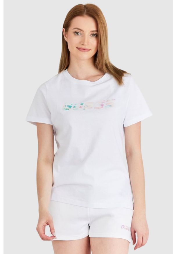 Guess - GUESS Biały t-shirt damski bawełniany z kolorowym logo, Rozmiar S. Kolor: biały. Materiał: bawełna. Wzór: kolorowy