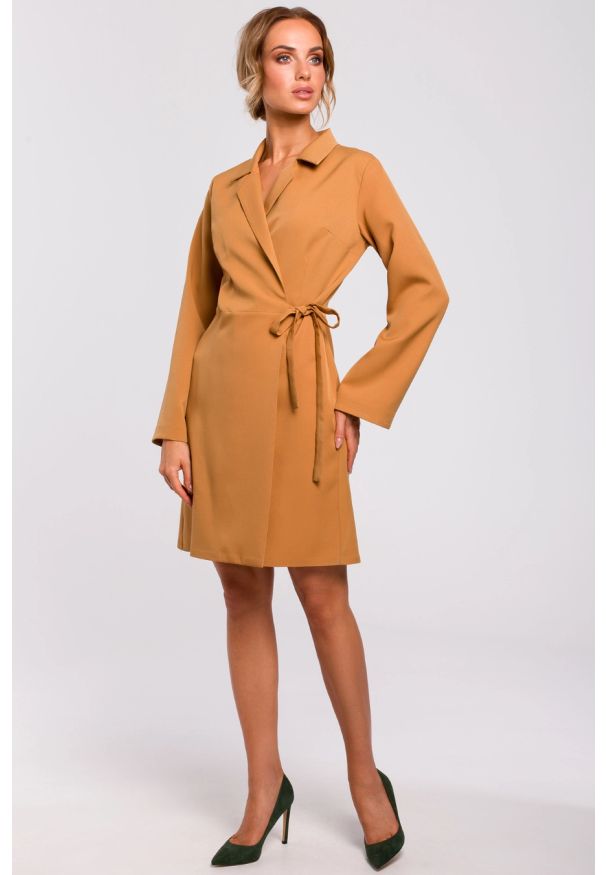Sukienki.shop - Sukienka żakietowa kopertowa z kołnierzem wiązaniem brązowa. Okazja: na spotkanie biznesowe, do pracy. Kolor: brązowy. Typ sukienki: kopertowe. Styl: biznesowy, elegancki