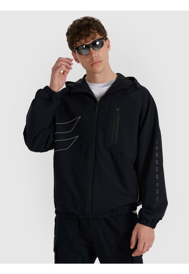 4f - 4F Kurtka przejściowa męska - czarna S. Okazja: na co dzień. Typ kołnierza: kaptur. Kolor: czarny. Materiał: nylon, materiał, elastan. Styl: casual, elegancki