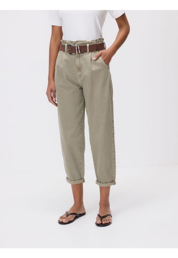 Reserved - Jeansy paperbag z paskiem - zielony. Kolor: zielony
