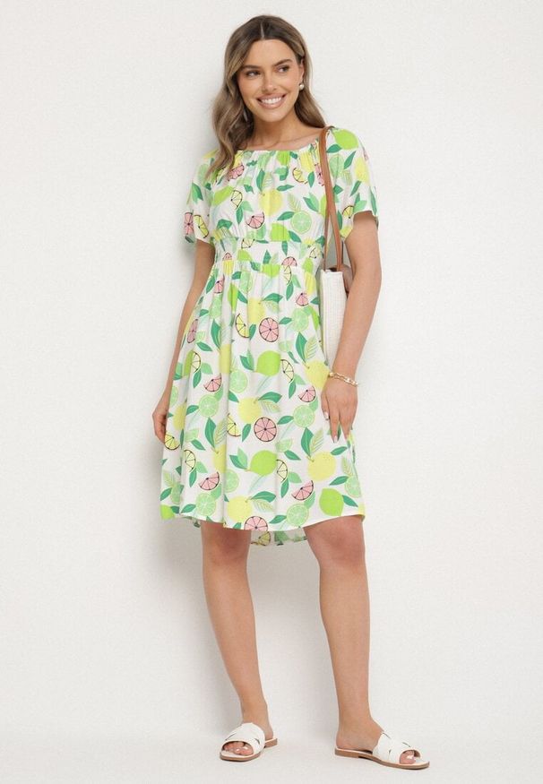 Born2be - Zielona Sukienka Hiszpanka z Bawełną i Motywem Cytrusów Avfila. Okazja: na co dzień. Typ kołnierza: dekolt hiszpanka. Kolor: zielony. Materiał: bawełna. Sezon: lato. Styl: casual, elegancki