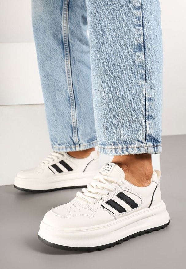 Born2be - Beżowo-Czarne Sneakersy Ozdobione Paskami Foneria. Okazja: na spacer, na co dzień. Zapięcie: pasek. Kolor: beżowy. Materiał: jeans. Wzór: aplikacja. Sport: turystyka piesza