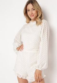 Born2be - Beżowy Kombinezon z Tkaniny Plumeti z Bufiastymi Rękawami i Krótkimi Nogawkami Dolene. Okazja: na co dzień. Kolor: beżowy. Materiał: tkanina. Długość: krótkie. Styl: casual, elegancki #1