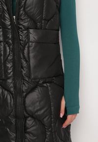 Born2be - Czarna Pikowana Kamizelka z Kapturem i Kieszeniami Kress. Typ kołnierza: kaptur. Kolor: czarny #3