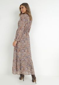 Born2be - Brązowo-Beżowa Sukienka z Falbanką przy Dekolcie w Ornamentalny Wzór isha. Kolor: beżowy. Materiał: tkanina