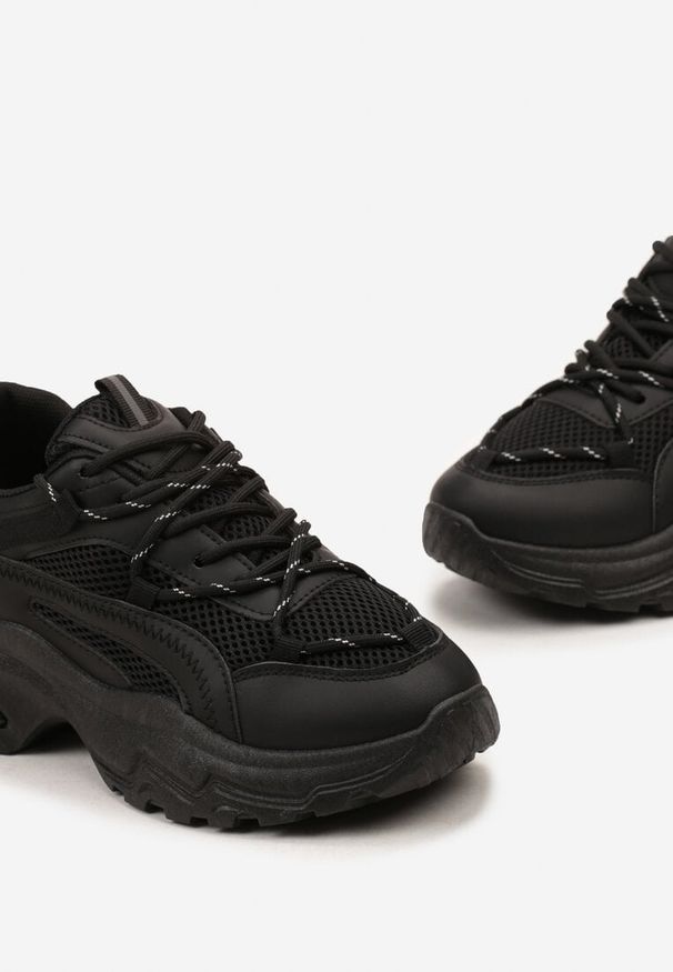 Renee - Czarne Sneakersy na Masywnej Podeszwie z Siateczkowym Wstawkami i Ozdobnymi Sznurówkami Ollavia. Kolor: czarny