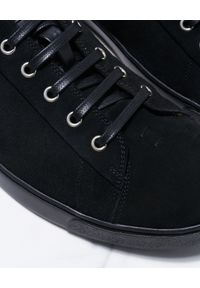 GIANVITO ROSSI - Czarne sneakersy Low Top. Nosek buta: okrągły. Zapięcie: sznurówki. Kolor: czarny. Materiał: guma, zamsz