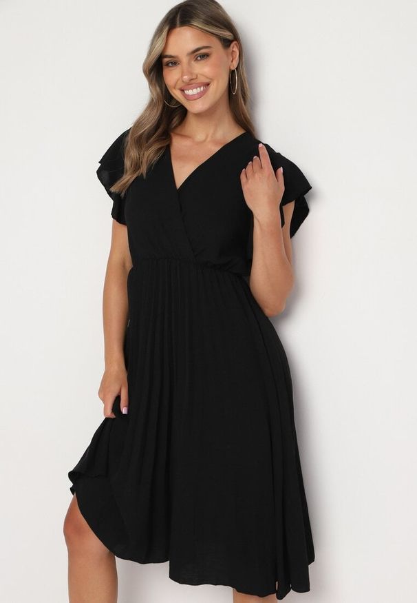 Born2be - Czarna Plisowana Sukienka z Kopertowym Dekoltem i Gumką w Talii Waretta. Typ kołnierza: dekolt kopertowy. Kolor: czarny. Typ sukienki: kopertowe. Styl: elegancki