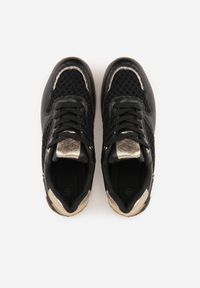 Renee - Czarne Sneakersy na Platformie Ozdobione Metalicznymi Wstawkami i Siateczką Zitina. Kolor: czarny. Materiał: jeans, dresówka. Wzór: aplikacja. Obcas: na platformie #4