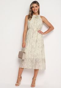 Born2be - Jasnobeżowa Koktajlowa Sukienka z Dekoltem Typu Halter z Broszką w Kształcie Kwiatu Vikiida. Typ kołnierza: dekolt halter. Kolor: beżowy. Długość rękawa: bez rękawów. Wzór: kwiaty. Styl: wizytowy #6