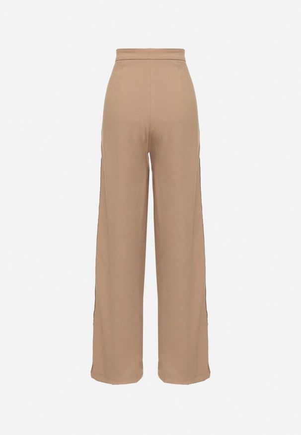 Born2be - Ciemnobeżowe Szerokie Spodnie High Waist Ozdobione Kieszeniami Zinnoria. Stan: podwyższony. Kolor: beżowy. Materiał: wiskoza, satyna. Długość: długie. Wzór: aplikacja