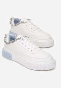 Renee - Biało-Niebieskie Sneakersy na Tłoczonej Platformie Ozdobione Łańcuchem Jaihini. Kolor: biały. Wzór: aplikacja. Obcas: na platformie #3
