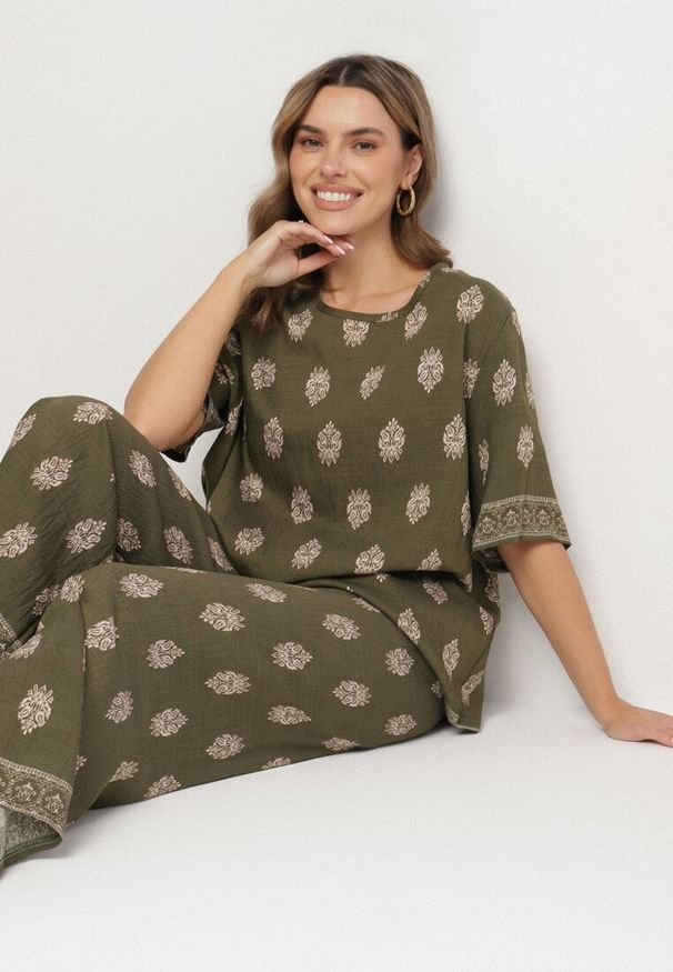 Born2be - Ciemnozielony Komplet Wiskozowy w Boho Print Bluzka z Krótkim Rękawem i Szerokie Spodnie Natilene. Kolor: zielony. Materiał: wiskoza. Wzór: nadruk