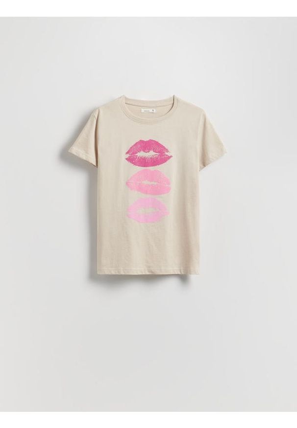 Reserved - Bawełniany t-shirt z nadrukiem - beżowy. Kolor: beżowy. Materiał: bawełna. Wzór: nadruk