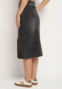 Born2be - Czarna Bawełniana Spódnica Jeansowa Ozdobiona Łańcuchem Lilisela. Okazja: na co dzień. Kolor: czarny. Materiał: bawełna, jeans. Wzór: aplikacja. Styl: klasyczny, elegancki, casual #3