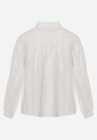 Renee - Biała Koszula z Bawełny ze Stójką Ozdobiona Koronkowymi Lamówkami Ilielia. Okazja: na co dzień, na randkę. Typ kołnierza: kołnierzyk stójkowy. Kolor: biały. Materiał: bawełna, koronka. Wzór: aplikacja. Styl: casual #5