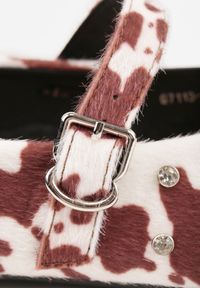 Born2be - Brązowo-Białe Balerinki Vices w Krowie Łaty z Ćwiekami Paskiem z Klamerką i Skórzaną Wkładką Riletra. Okazja: na co dzień, na randkę. Zapięcie: pasek. Kolor: brązowy. Materiał: skóra. Wzór: grochy. Styl: casual, elegancki, klasyczny #4