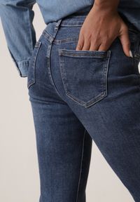 Born2be - Granatowe Jeansy Mom Fit z Elastycznego Materiału z Bawełną Tinamarie. Okazja: na co dzień. Kolor: niebieski. Styl: casual #8