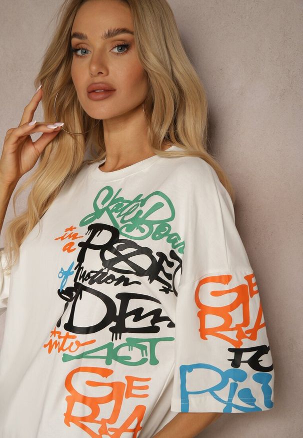 Renee - Biała Koszulka T-shirt z Napisami w Stylu Graffiti z Bawełny Venoma. Okazja: na co dzień. Kolor: biały. Materiał: bawełna. Wzór: napisy. Sezon: lato. Styl: elegancki, casual