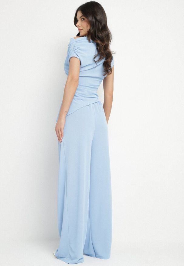 Born2be - Niebieski Komplet Asymetryczna Bluzka z Marszczeniem i Szerokie Spodnie Filuriela. Kolor: niebieski