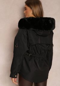 Renee - Czarna Kurtka Nylonowa Parka z Odpinanym Futerkiem Pasca. Kolor: czarny. Materiał: nylon, futro. Wzór: paski. Styl: klasyczny #5