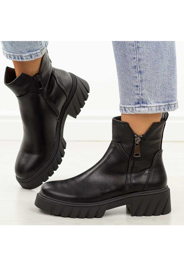 Czarne botki damskie platformie M.Daszyński 2502-5. Okazja: na co dzień. Nosek buta: okrągły. Kolor: czarny. Materiał: skóra. Szerokość cholewki: normalna. Sezon: zima, jesień. Obcas: na platformie. Styl: klasyczny, casual, elegancki