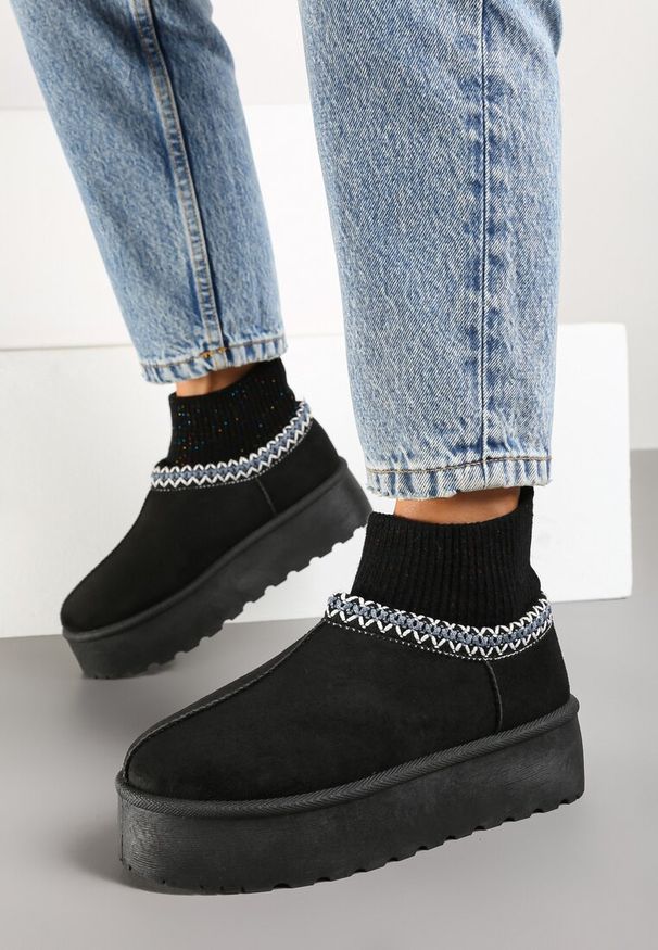 Renee - Czarne Śniegowce na Platformie Ozdobione Haftem i Elastyczną Cholewką Izaleen. Okazja: na co dzień. Nosek buta: okrągły. Kolor: czarny. Szerokość cholewki: normalna. Wzór: aplikacja, haft. Materiał: nubuk, wełna, futro, jeans, syntetyk. Sezon: zima. Obcas: na platformie. Styl: klasyczny, casual. Wysokość obcasa: średni